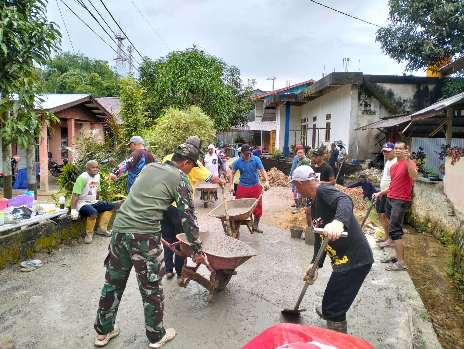 Kegiatan Kerja Bakti di Lingkungan Ladang Dalam, RT. 10 Kelurahan Pamusian