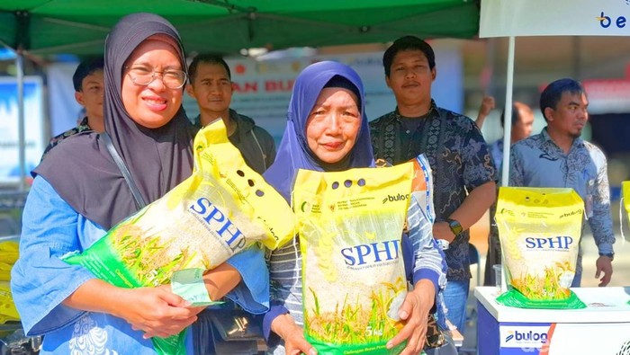Raut Gembira Warga Pamusian Terima Bantuan Beras 20 Kg